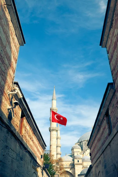 이스탄불 중심부에 술레이마니 오스만 제국의 사원의 국기가 날아가고 — 스톡 사진