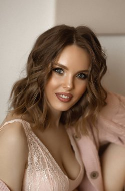 Genç beyaz hamile kadın, şık bir hamilelik.