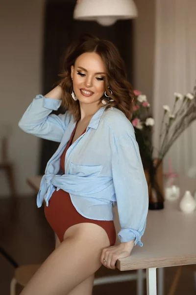 Ung kaukasisk gravid kvinna, elegant graviditet — Stockfoto