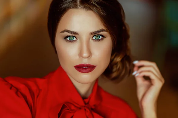 Ritratto di una giovane donna europea con labbra rosse e vestiti luminosi — Foto Stock