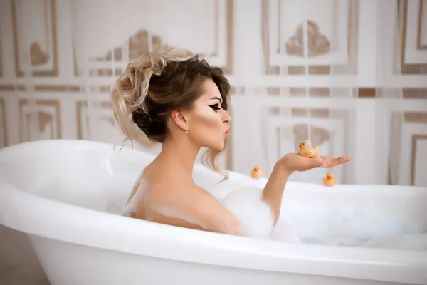 Юна вродлива європеїстка приймає ванну, пані лежить у міхурі, вродлива жінка у курортному центрі. — стокове фото