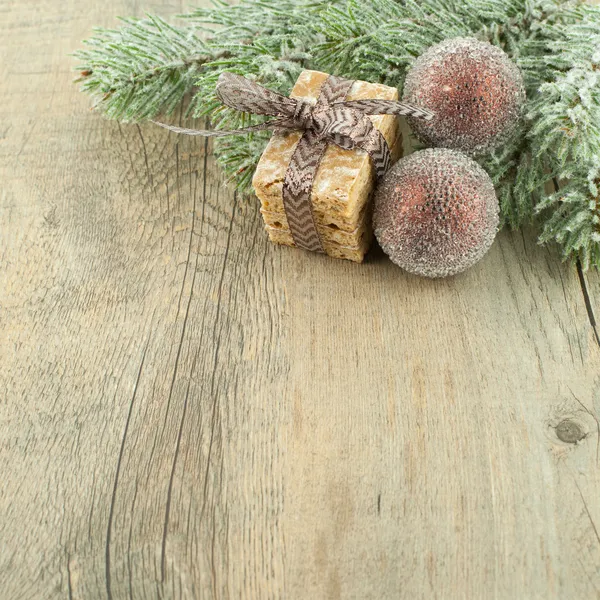Biscuits faits maison de Noël avec décoration sur table en bois . — Photo