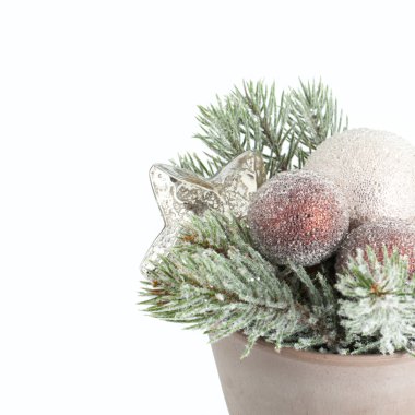 Beyaz arka planda noel süslemesi.