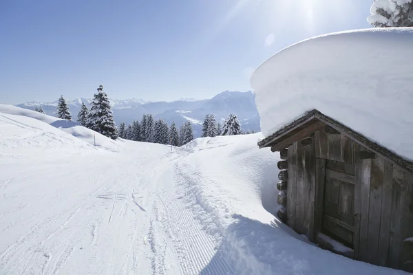 Schöne hell erleuchtete Aussicht auf Berghang mit Hütte. — Stockfoto