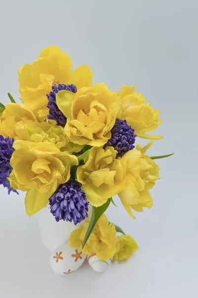 Bellissimo bouquet primaverile con uova di Pasqua . — Foto Stock