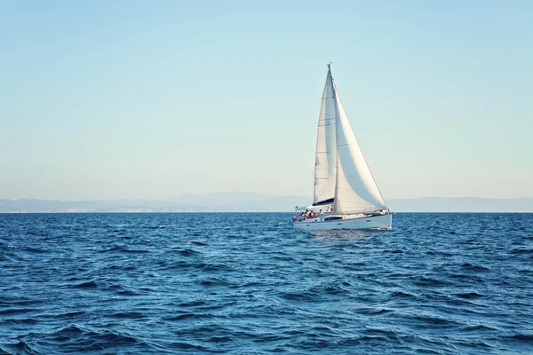 Iate de corrida no mar Mediterrâneo — Fotografia de Stock