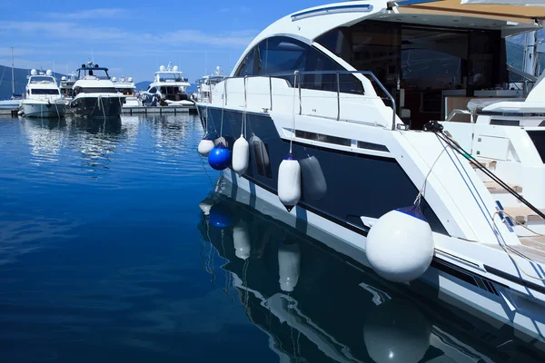 Yacht di lusso a marina — Foto Stock