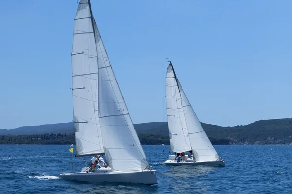 Actividades al aire libre. Los yates de vela —  Fotos de Stock