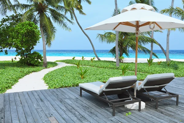 Due lettini vuoti sulla spiaggia, relax alle Maldive — Foto Stock