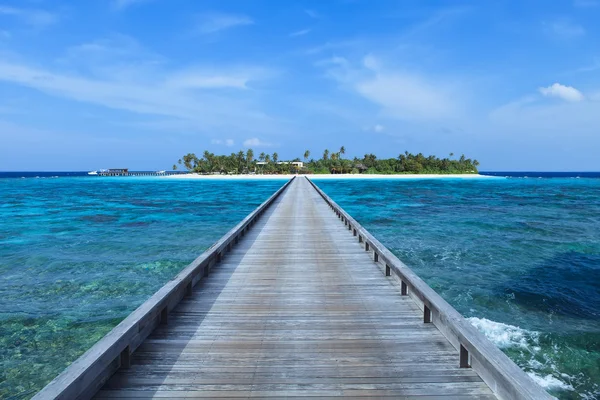 Пешеходный мост через бирюзовый океан на Мальдивский остров — стоковое фото