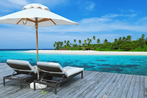 Two empty sunbed on the water villa, Maldivian Island — Stock Photo, Image