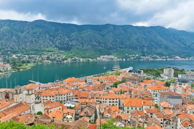 kotor kente gelen lovcen dağ manzarası