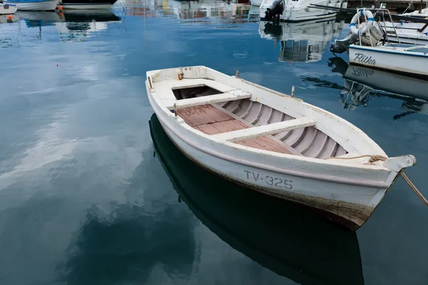 Barco a remos de madeira — Fotografia de Stock