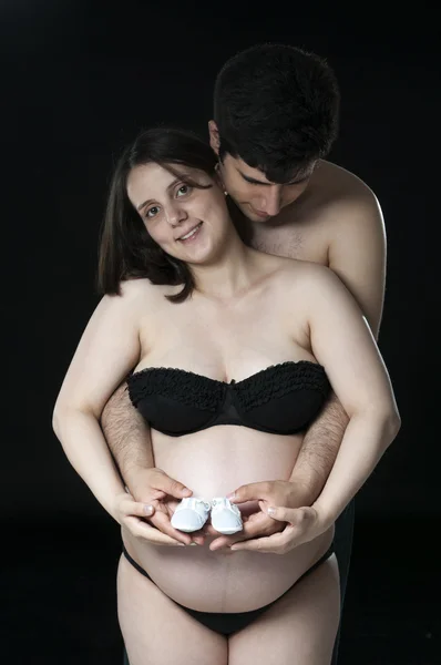 Feliz jovem casal esperando — Fotografia de Stock