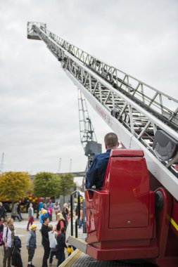 London, İngiltere - 20 Ekim: Küre dem genelinde üzerinden itfaiyeciler