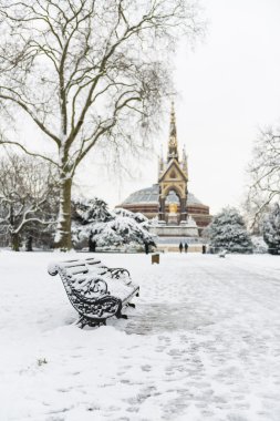 Hyde park, albert memorial arka planda kar kaplı.
