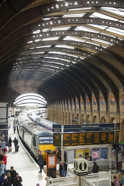 YORK, Reino Unido - MARÇO 29: Comboios na plataforma da Estação Ferroviária de York . — Fotografia de Stock