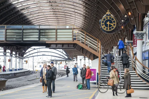 YORK, Reino Unido - 31 DE MARZO: Pasajeros en plataforma en York Railway Stat —  Fotos de Stock