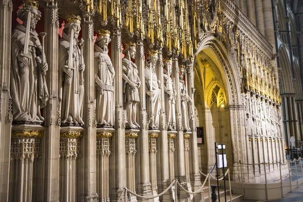 Ingang van het koor in york minster, Verenigd Koninkrijk, met stenen statu — Stockfoto