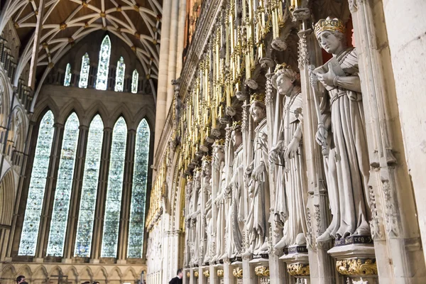 Ingang van het koor in york minster, Verenigd Koninkrijk, met stenen statu — Stockfoto