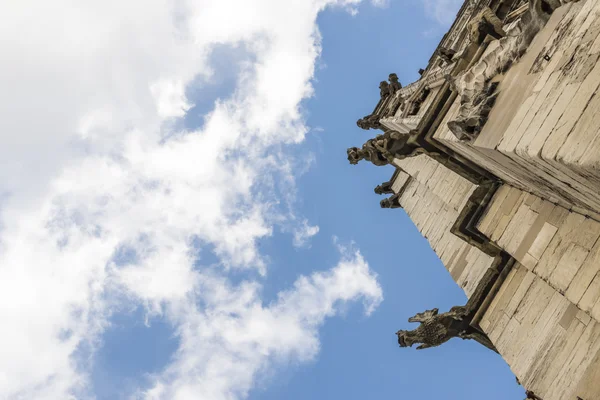Detail of tower with gargoyles on roof of York Minster, in the U — Stock Photo, Image