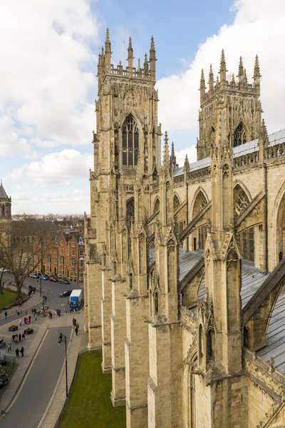 York, uk - märz 30: dach des york münsters mit blick auf die stadt. die — Stockfoto