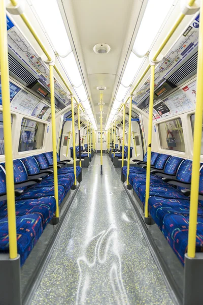 LONDON, UK - APRIL 07: Interior of empty Northern line undergrou — Stock Photo, Image