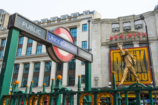 LONDRES, Reino Unido - 07 DE ABRIL: We Will Rock You musical en Tottenham Cou —  Fotos de Stock