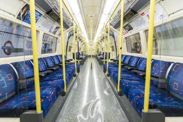 LONDON, UK - APRIL 07: Interior of empty Northern line undergrou — Stock Photo, Image