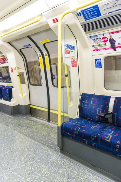 LONDON, UK - APRIL 07: Interior of empty Northern line undergrou — Stock Photo, Image