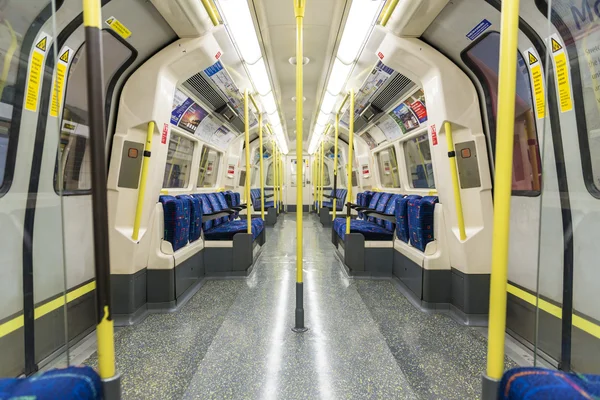 LONDON, UK - APRIL 07: Interior of empty Northern line undergrou — Stock Photo, Image