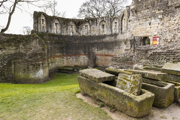 York, uk - märz 30: ruinen des mehreckigen turms, der letzte mai — Stockfoto