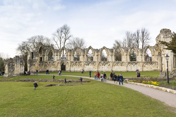 York, Velká Británie - 30. března: ruiny opatství saint mary je. jeho stavební zednické teplovzdorné — 图库照片