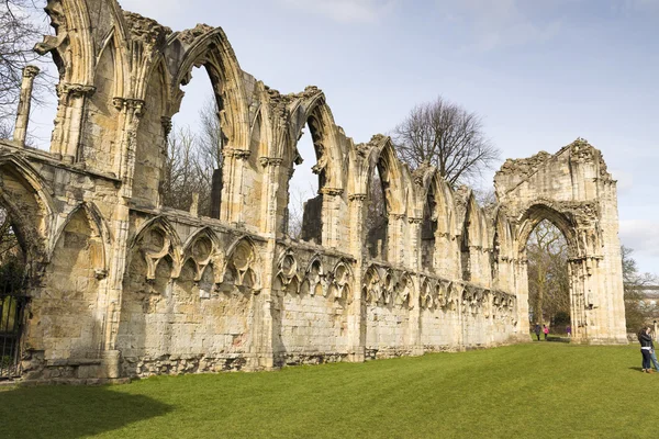 York, uk - märz 30: ruinen der abtei der heiligen maria. seine Konstruktionen — Stockfoto