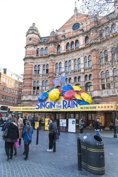 LONDON, Storbritannien APRIL 17: Facade of te Palace Theatre, med Singin - Stock-foto