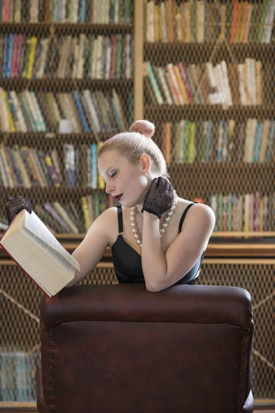 Reading in lingerie — Stock Photo, Image