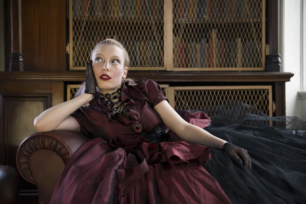 Mujer victoriana en la biblioteca —  Fotos de Stock