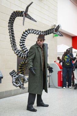 London, İngiltere - 26 Mayıs: doktor ahtapot cosplayers mcm poz