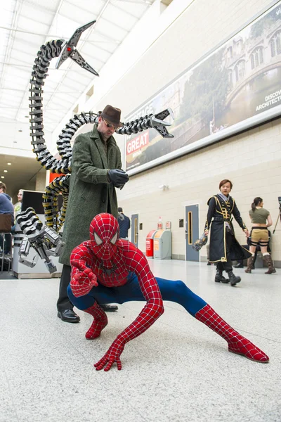 LONDON, Reino Unido - 26 de maio: Homem-Aranha e Doutor Octopus cosplayers pos — Fotografia de Stock