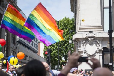 London, İngiltere - 29 Haziran: gökkuşağı bayrakları mağazanın önünde