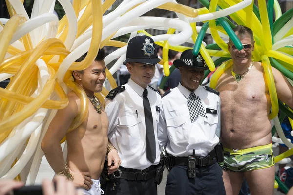LONDRES, ROYAUME-UNI 29 JUIN : Les participants à la fierté gay posant pour p — Photo