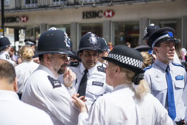 LONDRES, ROYAUME-UNI - 29 JUIN : Des policiers attendent le G de Londres — Photo