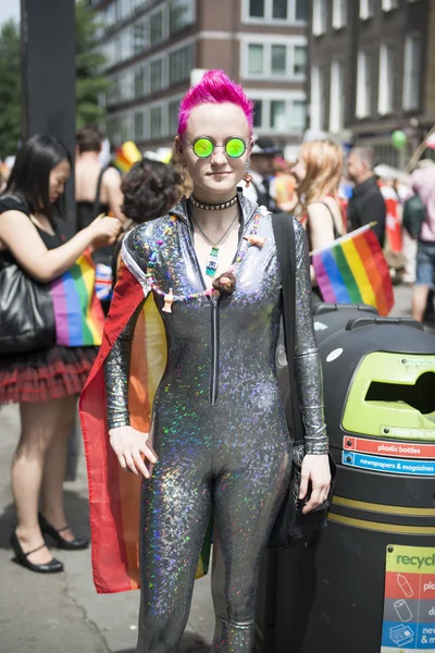 LONDRES, Reino Unido - 29 de junio: Participante en el orgullo gay posando para pi — Foto de Stock