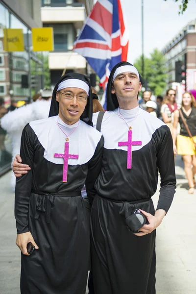 LONDON, UK - JUNE 29: Participant at the gay pride posing for pi — Stock Photo, Image