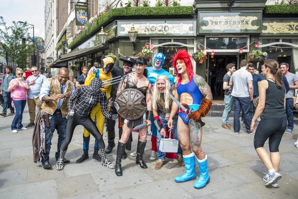 LONDRES, ROYAUME-UNI 29 JUIN : Les participants à la fierté gay posant pour p — Photo