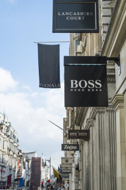 London, İngiltere - 14 Mart: afiş için satır ünlü ve expensiv