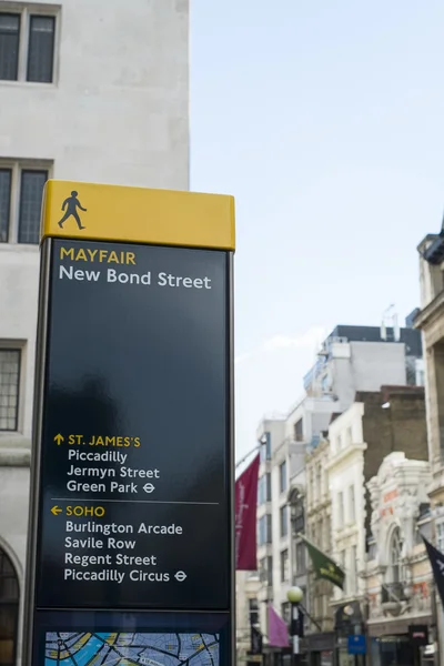 London, Wielka Brytania - 14 marca: kierunek znaki post w mayfair, z fam — Zdjęcie stockowe