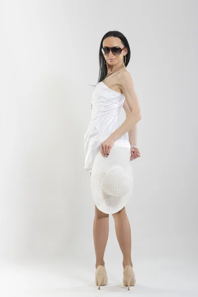 Beyaz elbiseli güzel beyaz kadın — Stok fotoğraf