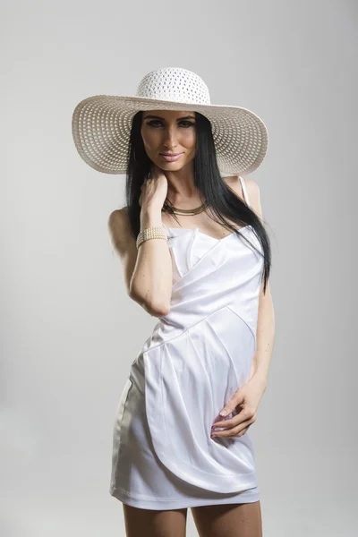 Mujer bastante caucásica en vestido blanco —  Fotos de Stock