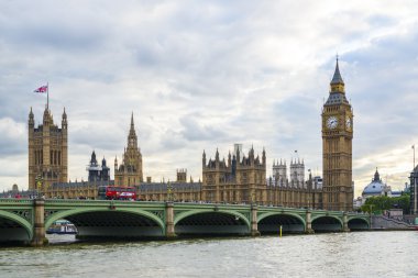 London, İngiltere - Ağustos 12: meşgul westminster bridge ove yan görünüm